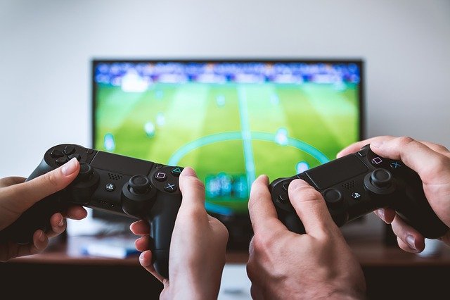 Esport czy e-sport? - Która forma jest poprawna? Której należy używać? Gameset i ERBUD odpowiadają we współpracy z ekspertami