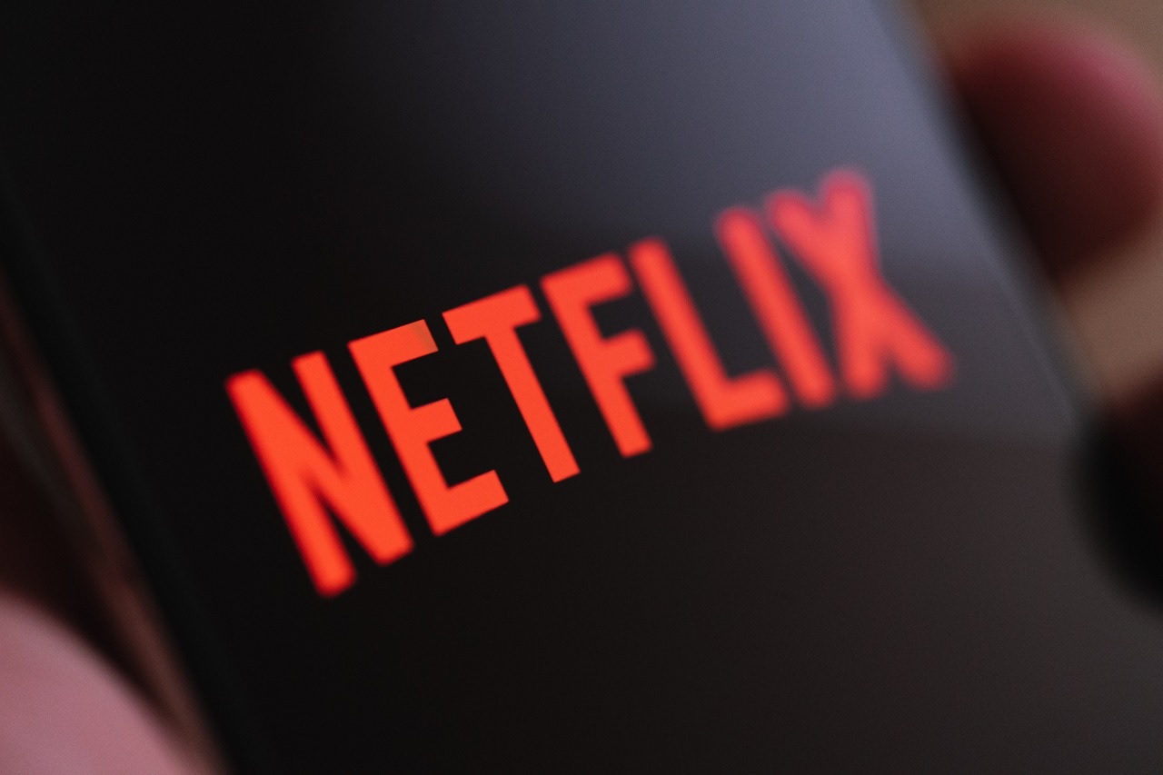 Netflix zyskuje subskrybentów, likwiduje najtańszy abonament w kolejnych krajach i wprowadza zmiany dla polskich użytkowników