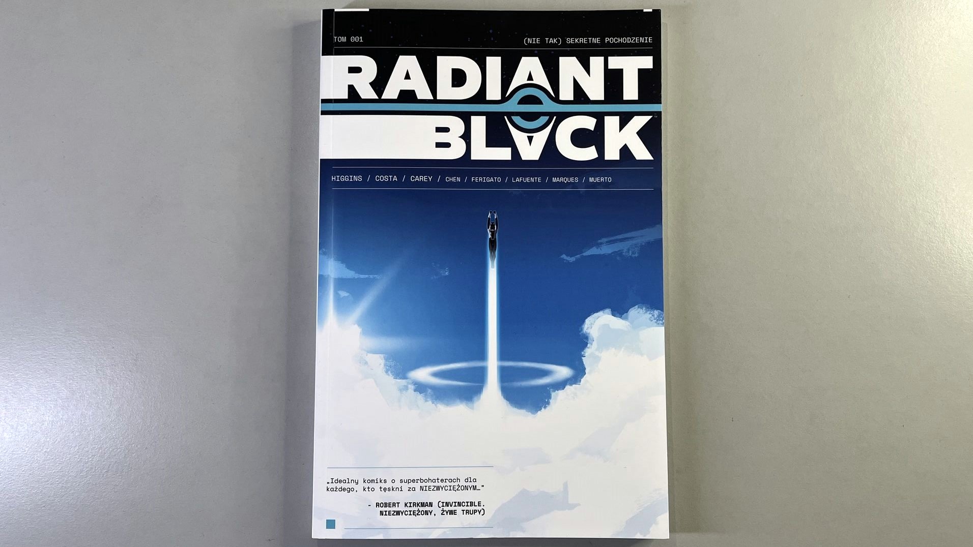 Zachwycająca lektura w czasach zgranych schematów... - Recenzja komiksu Radiant Black, tom 1