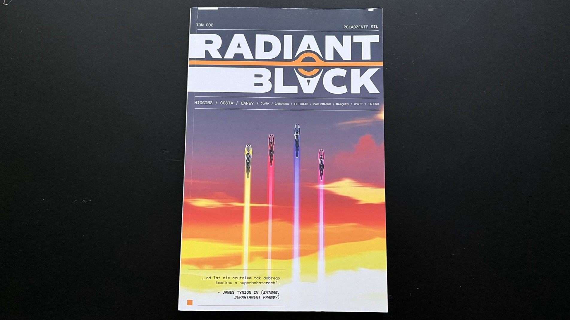 Kolejny świetny rozdział niezwykłej sagi? - Recenzja komiksu Radiant Black, tom 2