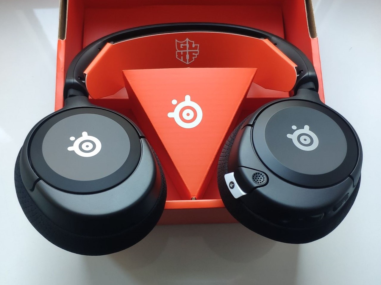 Recenzja Steelseries Arctis Nova 1 - Niezłych słuchawek dla graczy ze zmarnowanym potencjałem...