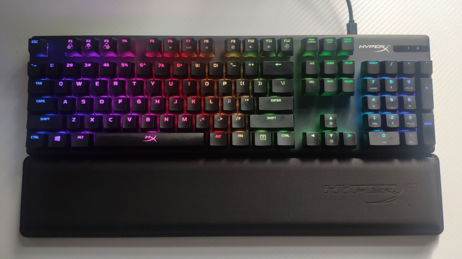 Recenzja HyperX Alloy Origins + HyperX Wrist Rest - Świetnego zestawu dla graczy poszukujących efektownie ubranej klasyki!