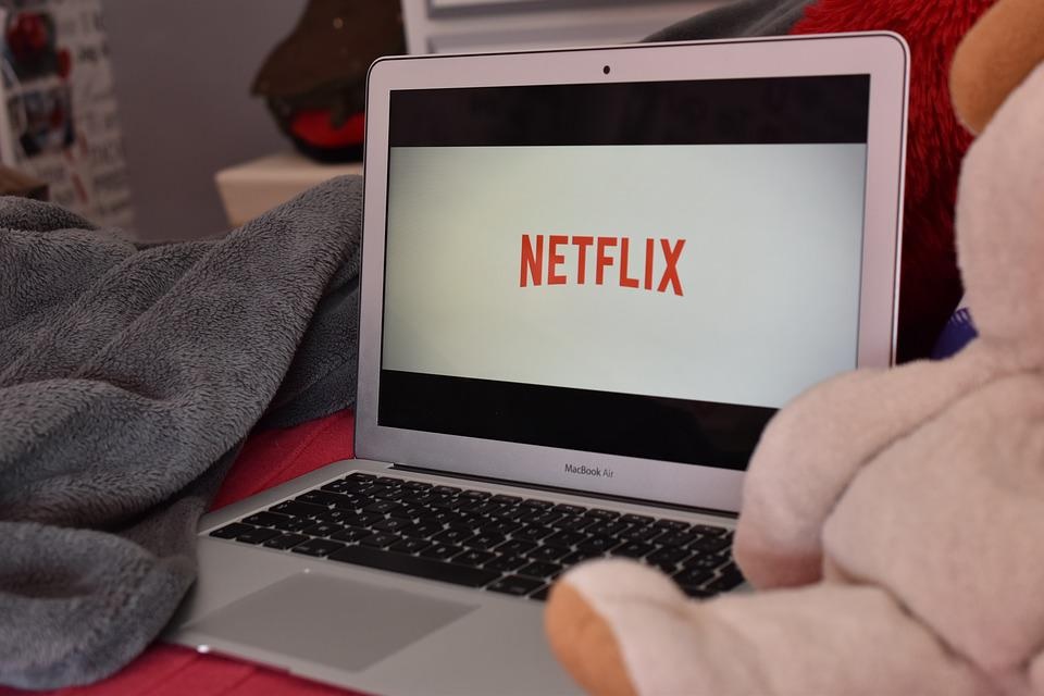 TOP 10 seriali Netflix. W czołówce ponownie Zachowaj spokój, ale i Skradzione serce oraz...