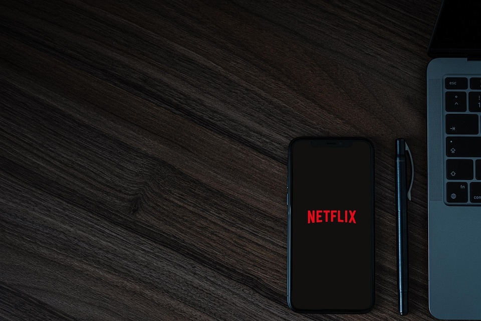 TOP 10 seriali Netflix. Zachowaj spokój liderem. Po co jeszcze chętnie sięgają Polacy w tym tygodniu?