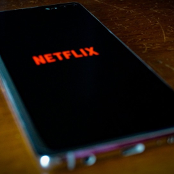 Koniec współdzielenia konta na Netflix w Polsce. Platforma podaje ceny dodatkowych kont i pierwsze szczegóły zmian