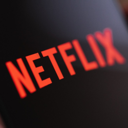 Netflix zyskuje subskrybentów, likwiduje najtańszy abonament w kolejnych krajach i wprowadza zmiany dla polskich użytkowników