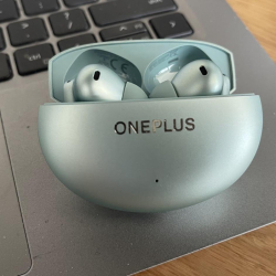OnePlus Buds 4 w miętowym kolorze – wyjątkowość i ergonomia