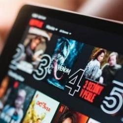 TOP 10 filmów i seriali Netflix. Projekt Adam i inne nowości w najchętniej oglądanych produkcjach