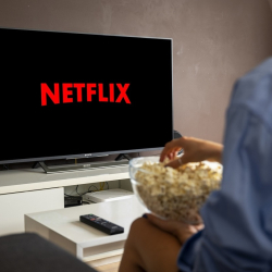 Top 10 filmów Netflix, w których w tym tygodniu na podium Dziewczyny z Dubaju, Tyler Rake 2 oraz Miłość na pierwszym planie