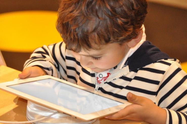 Czemu najmłodsze dzieci powinny unikać zbyt długiego czasu z komputerami, smartfonami czy telewizją?