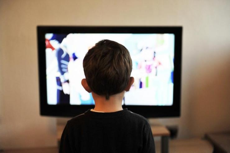 Jaki negatywny wpływ ma oglądanie telewizji i granie w gry na dzieci?