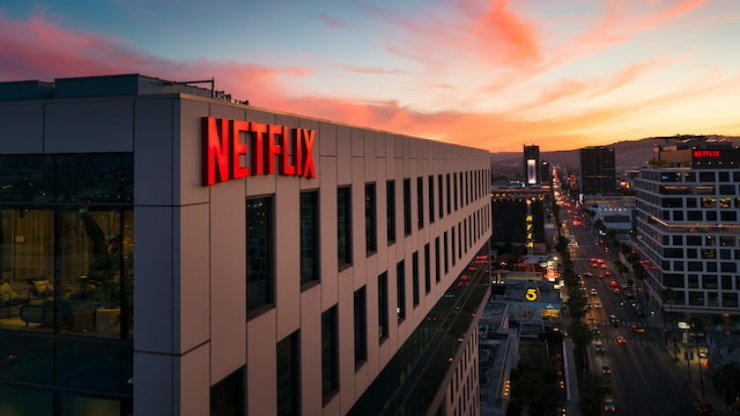 Netflix wykonuje krok w tył! Gigant postanawia wstrzymać się z planowanym blokowaniem dzielenia się kontem pomiędzy gospodarstwami