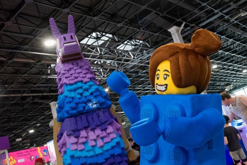 Ogromna lama LEGO z Fortnite na Poznań Game Arena
