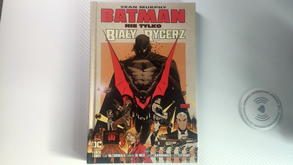 Recenzja komiksu Batman nie tylko Biały Rycerz - Czy Bruce Wayne oczyści swoje imię?