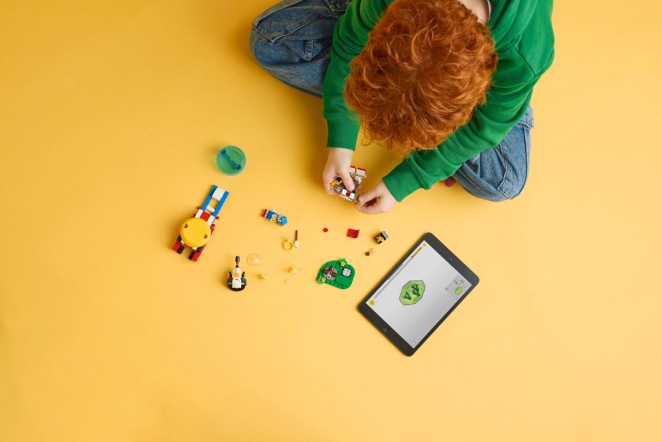 Rodzice łączą zabawę cyfrową i analogową, LEGO dopasowuje się do trendu