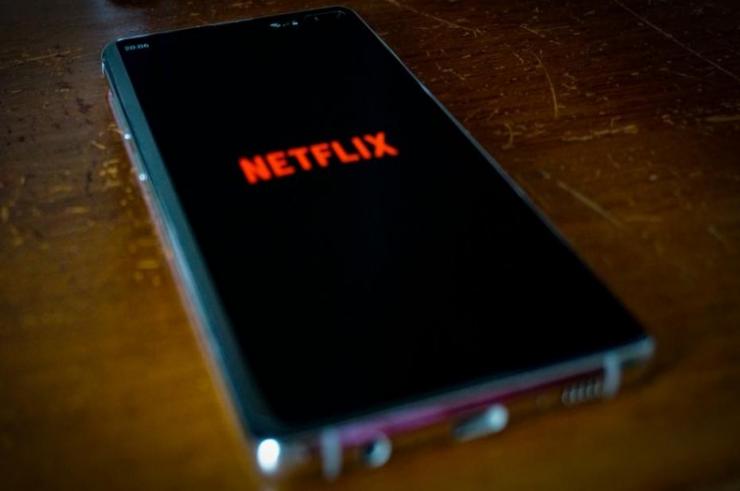 TOP 10 seriali Netfliksa, czyli co na platformie obecnie najchętniej oglądają Polacy