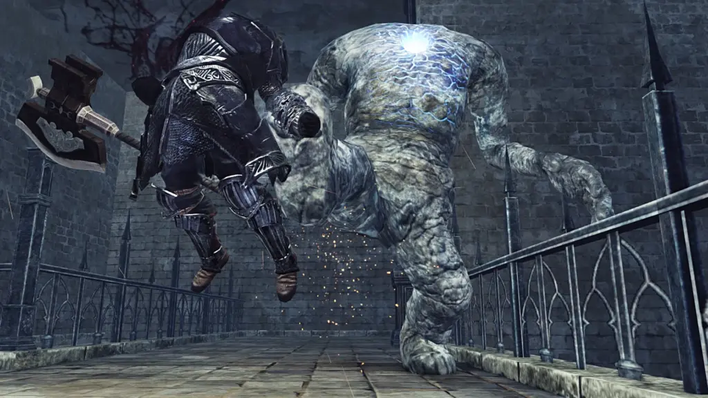 Postać w zbroi atakuje wielkiego, kamiennego przeciwnika w Dark Souls II: Crown of the Ivory King.