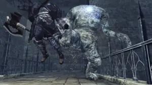 Postać w zbroi atakuje wielkiego, kamiennego przeciwnika w Dark Souls II: Crown of the Ivory King.