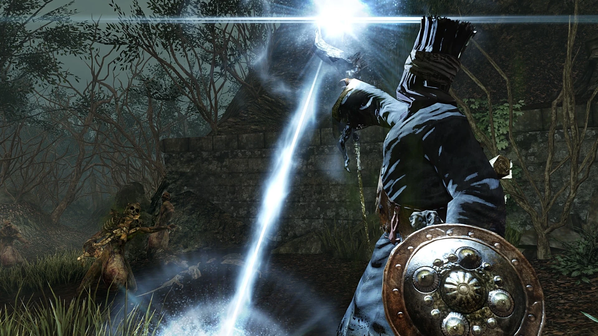 Kadr z gry Dark Souls II przedstawiający postać gracza walczącą z przeciwnikami przy użyciu magii.