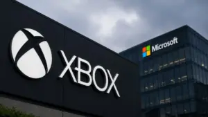 Szyld z logo Xbox przed budynkiem firmy Microsoft